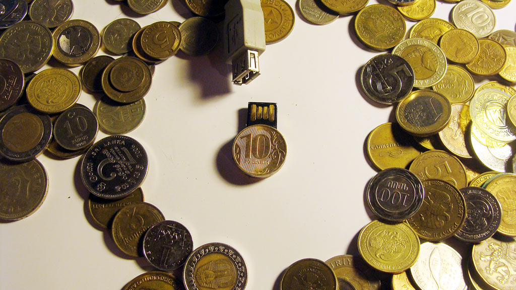 флешка из монет и куча монет вокруг
