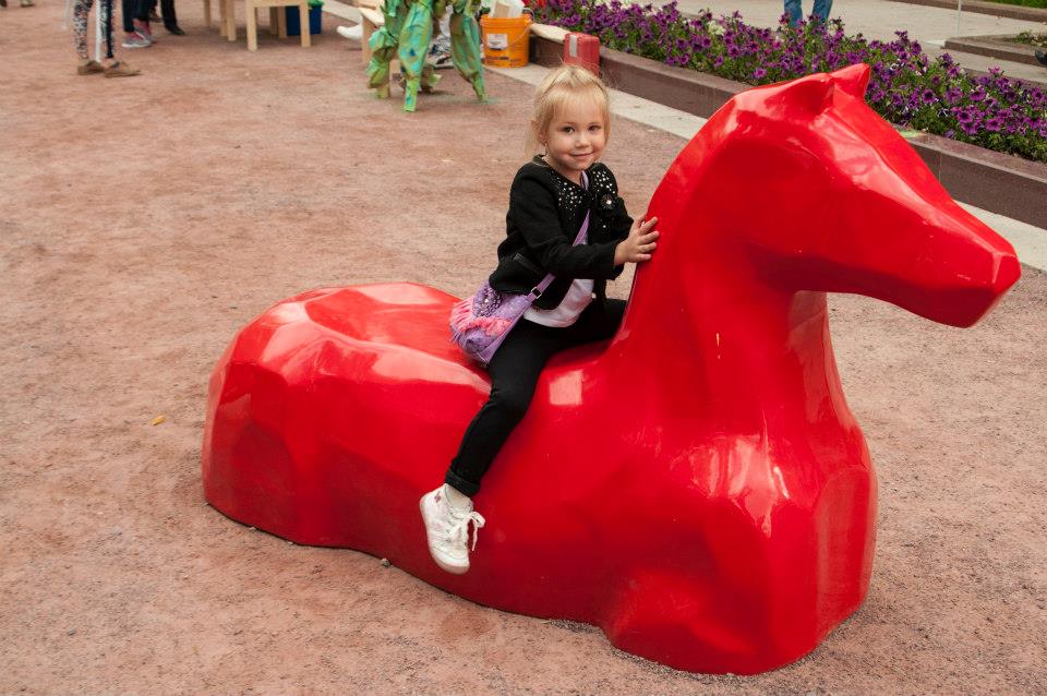 девочка на красном коне